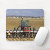 Traktor, der einen Maissaatgutpflanzer zieht Mousepad (Mit Mouse)