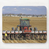 Traktor, der einen Maissaatgutpflanzer zieht Mousepad (Vorne)