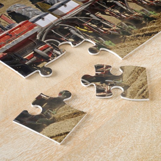 Traktor, der einen Maissaatgutpflanzer zieht Puzzle (Seite)