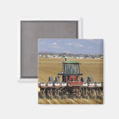 Traktor, der einen Samenkornpflanzer zieht. Magnet (Vorderseite/Rückseite)