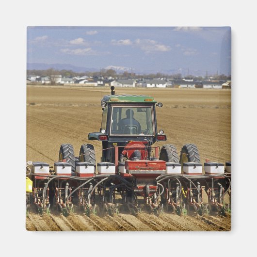 Traktor, der einen Samenkornpflanzer zieht. Magnet (Vorne)