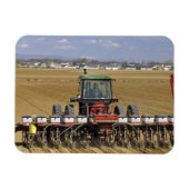 Traktor, der einen Samenkornpflanzer zieht. Magnet (Horizontal)