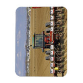 Traktor, der einen Samenkornpflanzer zieht. Magnet (Vertikal)