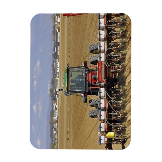 Traktor, der einen Samenkornpflanzer zieht. Magnet (Vertikal)