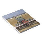 Traktor, der einen Samenkornpflanzer zieht. Notizblock (angewinkelt)