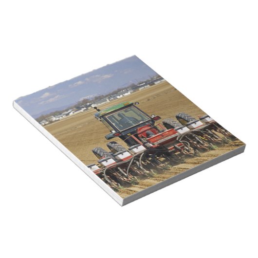 Traktor, der einen Samenkornpflanzer zieht. Notizblock (angewinkelt)