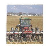 Traktor, der einen Samenkornpflanzer zieht. Notizblock (Vorderseite)