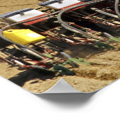 Traktor, der einen Samenkornpflanzer zieht. Poster (Ecke)