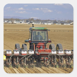 Traktor, der einen Samenkornpflanzer zieht. Quadratischer Aufkleber