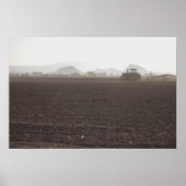 Traktor im Feld Poster (Vorne)