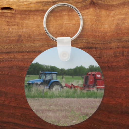 Traktor im Feld Schlüsselanhänger (Vorderseite)