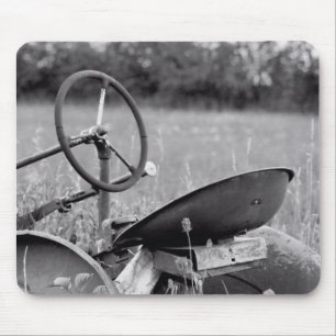 Traktor im hohen Gras Mousepad