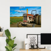 Traktor in den Tulip-Feldern Poster (Heimbüro)