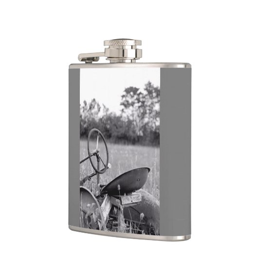 Traktor in der langen Grasflasche Flachmann (Links)