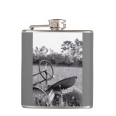 Traktor in der langen Grasflasche Flachmann (Vorderseite)