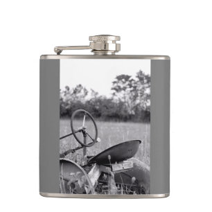 Traktor in der langen Grasflasche Flachmann