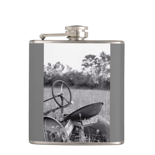 Traktor in der langen Grasflasche Flachmann (Vorderseite)