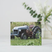 Traktor in einem Feld Postkarte (Stehend Vorderseite)