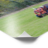 Traktor mit Heuballen auf grünem Feld mit Fotodruck (Ecke)