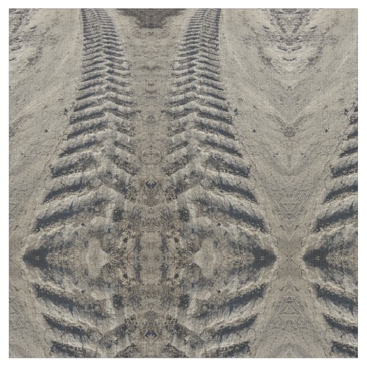 Traktorreifen spürt Fotogewebe auf Stoff (Nahaufnahme)