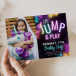 Trampolin-Party Einladung für Mädchen | Sprung<br><div class="desc">Foto Jump Geburtstagsparty Einladung. Bereit,  von dir personalisiert zu sein!</div>