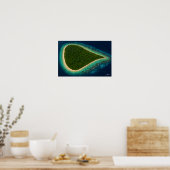 Tränenförmige Jungelinsel mit Wasserturm-Satellit  Poster (Küche)