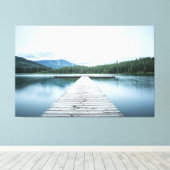 Tranquil Escape – Lakeside Dock Serenity Leinwanddruck (Insitu (Holzboden))