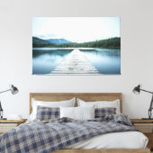 Tranquil Escape – Lakeside Dock Serenity Leinwanddruck (Insitu (Schlafzimmer))