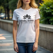 Tranquil Lotus: Einatmen, Exhale Inspiration Fraue T-Shirt