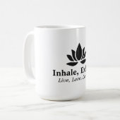 Tranquil Lotus: Einatmen, Inspiration fürs Ausatme Kaffeetasse (Vorderseite Links)