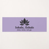 Tranquil Lotus: Einatmen, Inspiration fürs Ausatme Yogamatte (Vorderseite (Horizontal))