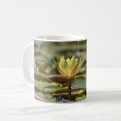 Tranquil Water Lily Coffee Mug – Nature Photograph Kaffeetasse (Vorderseite Links)