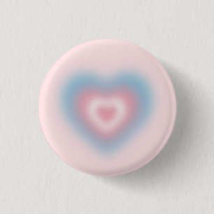 Trans Fahnen Farben auf einem verschwommenen Herz Button