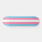 Trans-Flagge auf Skateboard (Horizontal)
