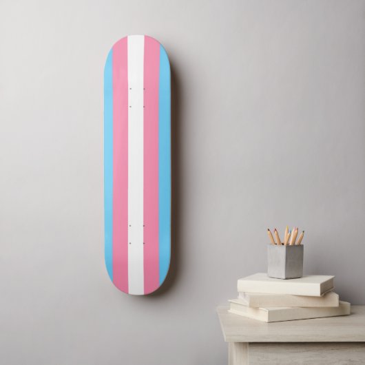 Trans-Flagge auf Skateboard (Wandkunst)