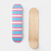 Trans-Flaggenmuster auf Skateboard (Vorderseite)