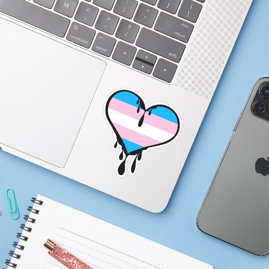 Trans Pride Dripping Heart Aufkleber (Laptop mit iPhone)