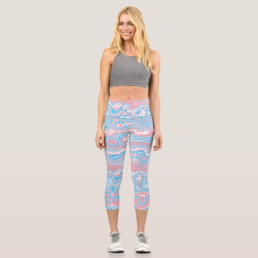 Trans Pride Flag Trippy Boho Groovy Wavy Streifen Capri Leggings (Vorderseite)