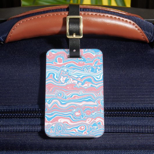 Trans Pride Flag Trippy Boho Groovy Wavy Streifen Gepäckanhänger (Vorderseite Insitu 2)