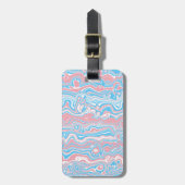 Trans Pride Flag Trippy Boho Groovy Wavy Streifen Gepäckanhänger (Vorderseite vertikal)