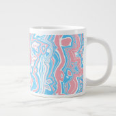 Trans Pride Flag Trippy Boho Groovy Wavy Streifen Jumbo-Tasse (Rechts)
