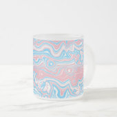 Trans Pride Flag Trippy Boho Groovy Wavy Streifen Mattglastasse (VorderseiteRechts)