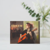 Transfrau spielt in einer Bar am Freitagabend Postkarte (Stehend Vorderseite)