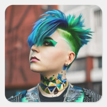 Transgender Person mit blauem und grünem Mohawk