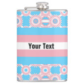 Transgender-Stolperflagge mit blauer Blume Flachmann (Vorderseite)