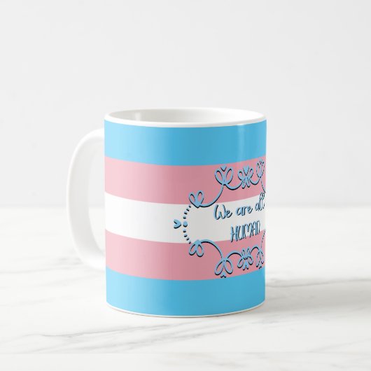 Transgender-Stolperflagge Wir sind alle menschlich Kaffeetasse (Vorderseite Links)