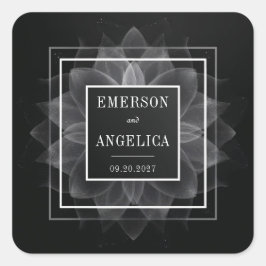 Translucent Petal Mandala auf Black Elegante Hochz Quadratischer Aufkleber