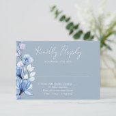 Transparente Blumenmonogramm Dusty Blue Wedding RSVP Karte (Stehend Vorderseite)