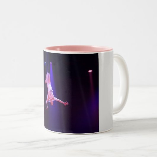 Trapeze fliegendes Mädchen zwei Töne Kaffee Tasse. Zweifarbige Tasse (VorderseiteRechts)