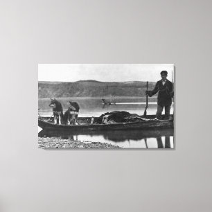 Trapper im Kanu mit Fellen und Hunden Alaska Leinwanddruck